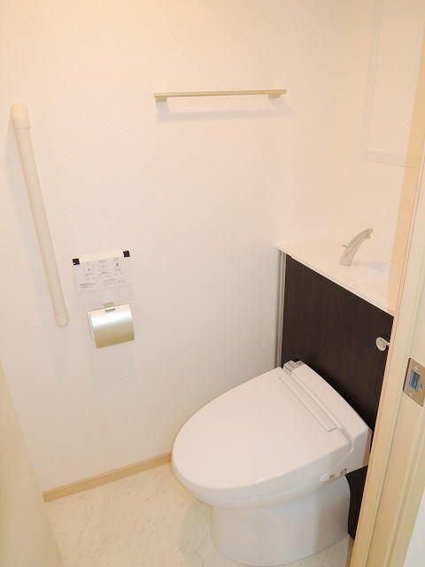 ＪＲ中央線 立川駅 徒歩15分 4階建 築13年のトイレ写真