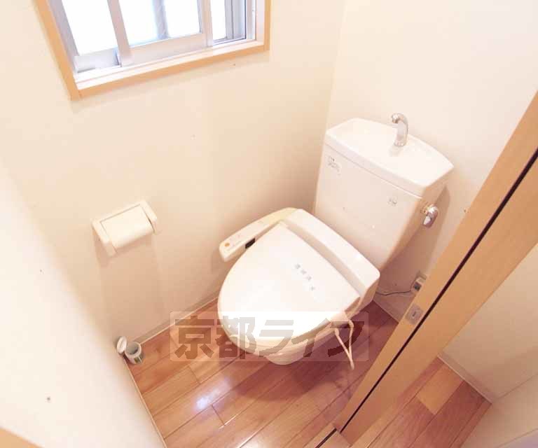 トイレ　窓付きウォシュレット付きトイレット