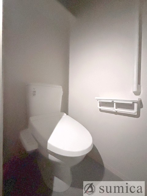 トイレ　人気アイテムの温水洗浄便座。清潔感のあるトイレです。