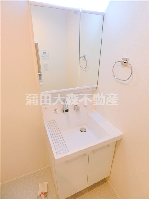 洗面設備　2面鏡の独立洗面台　洗面脱衣所