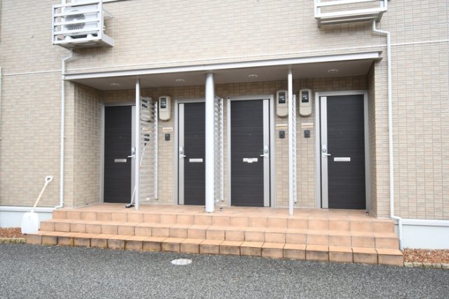 エントランス　落ち着いたエントランスです