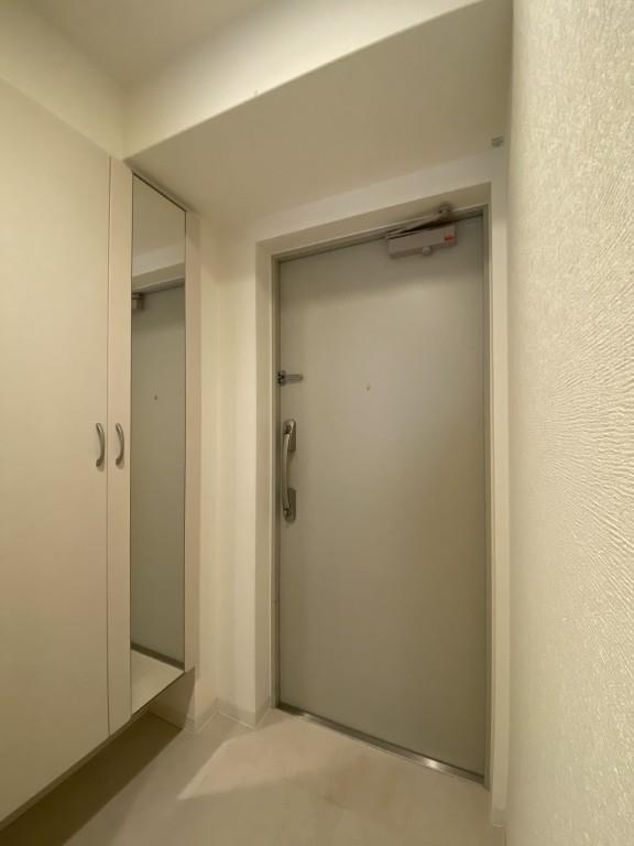 玄関　玄関に人感照明センサーがついております。
