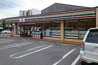 コンビニ　セブンイレブン様（コンビニ）まで300m