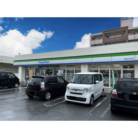 コンビニ　ファミリーマート真嘉比中央店（コンビニ）まで159m