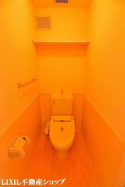 トイレ　上部に収納棚のある温水洗浄便座付のトイレです。