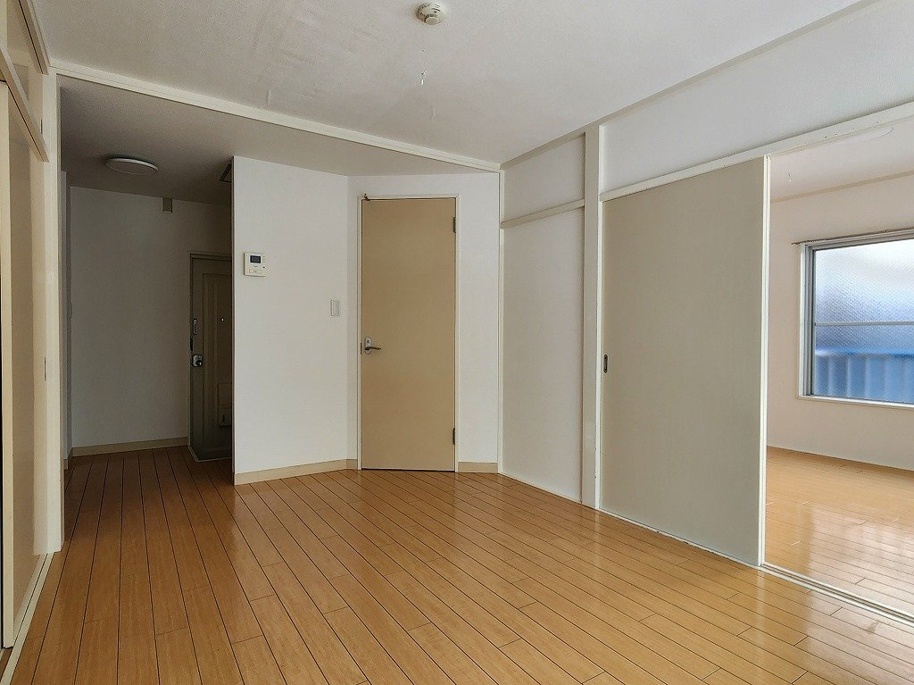 その他設備　綺麗な室内。玄関から居室が見えない造りです。