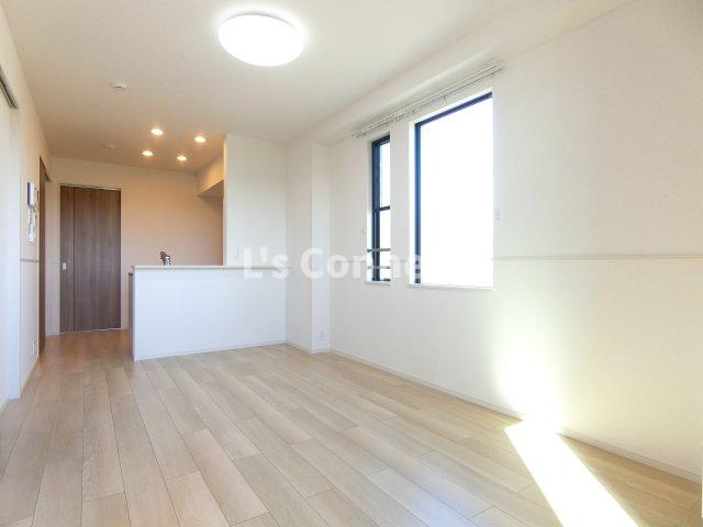 居室・リビング　角部屋で２面に窓があります。