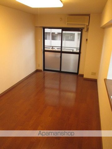 地下鉄東山線 上社駅 徒歩8分 5階建 築26年の居間写真