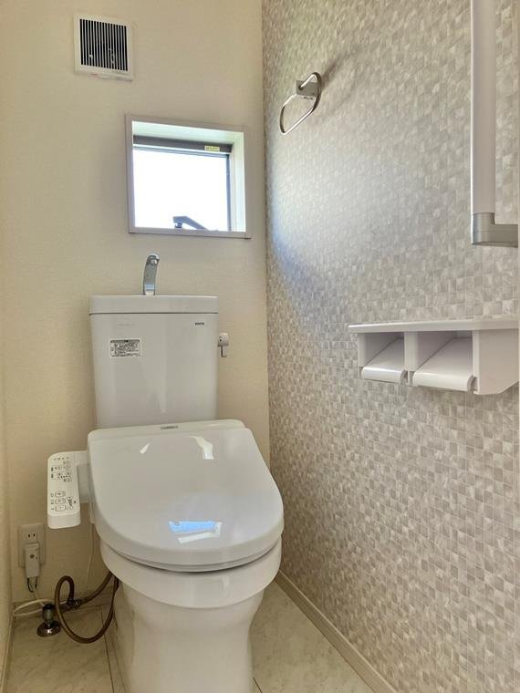 中央町戸建のトイレ写真