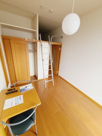 レオパレスアクティIIIの居間写真
