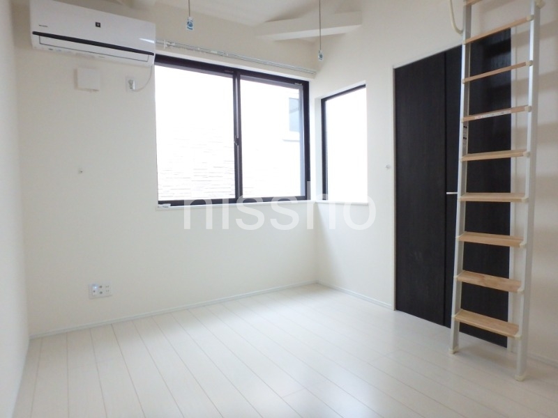 居室・リビング　屋根裏収納のある、南向き洋室５．６帖のお部屋！
