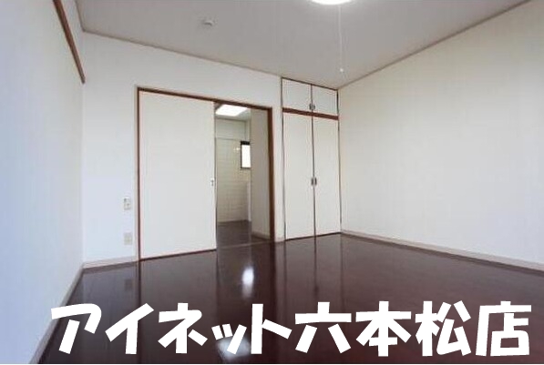居室・リビング　8帖の広々洋室です