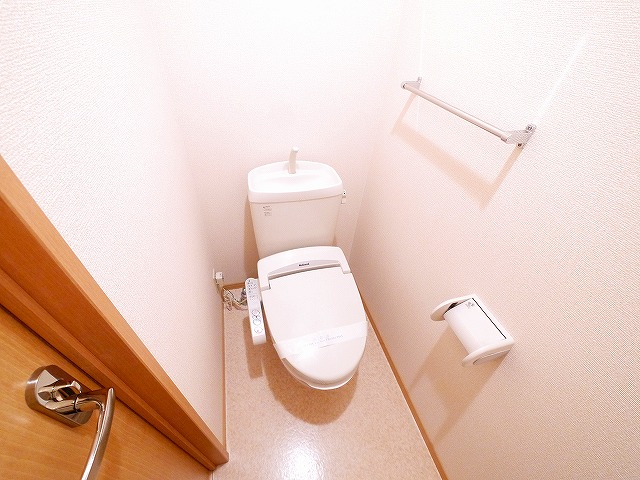 トイレ　落ち着いた色調のトイレです