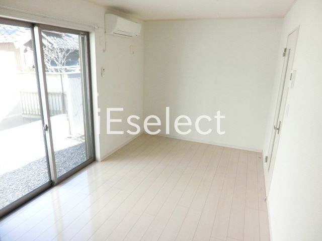 居室・リビング　清潔感のあるお部屋です。