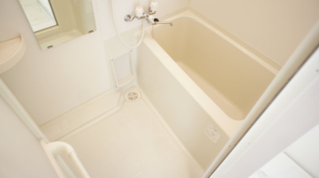 バス・シャワールーム　コンパクトで使いやすいお風呂です