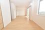 居室・リビング　可動式間仕切りによってお部屋を繋げる事が出来ます。