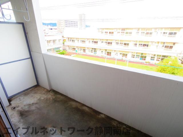 【静岡市駿河区曲金のマンションのバルコニー】