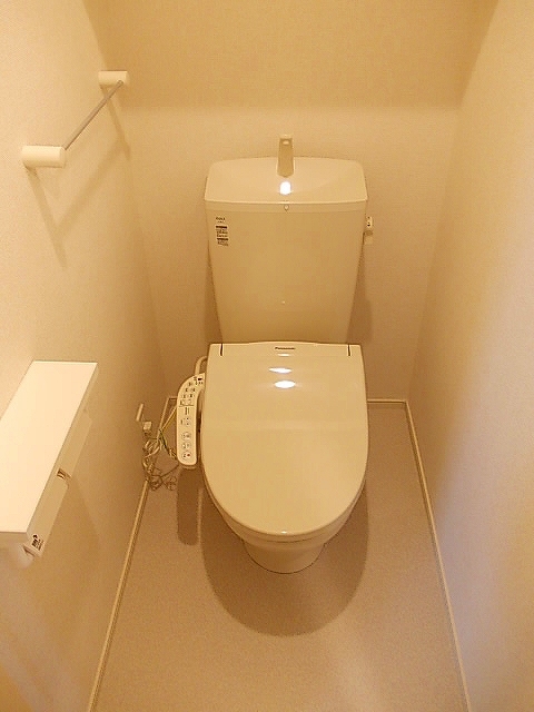 ＪＲ羽越本線 新屋駅 徒歩15分 2階建 築8年のトイレ写真