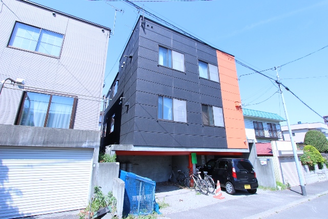 札幌市白石区平和通のアパートの建物外観