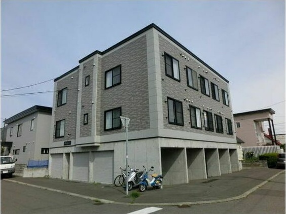 札幌市東区北丘珠二条のアパートの建物外観
