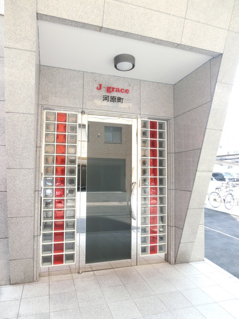 【J・grace河原町のエントランス】