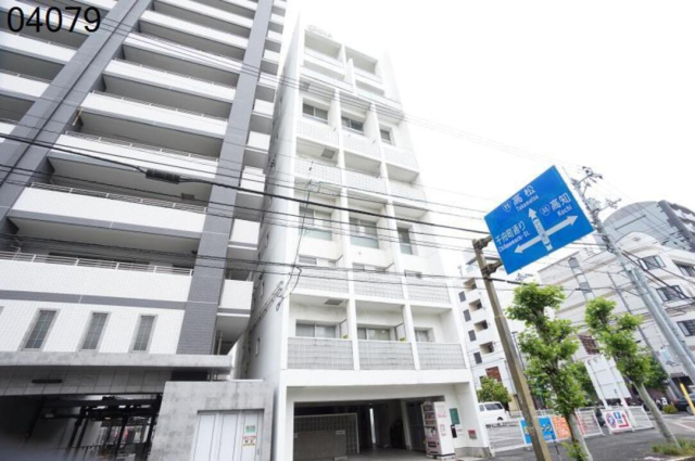 【松山市河原町のマンションの建物外観】