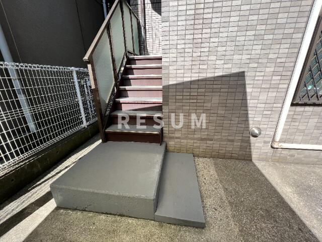 【千葉市中央区弁天のマンションのエントランス】