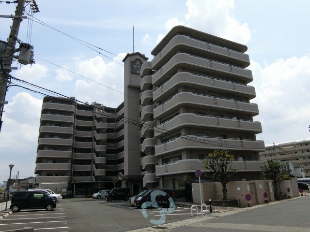 福岡市東区松田のマンションの建物外観