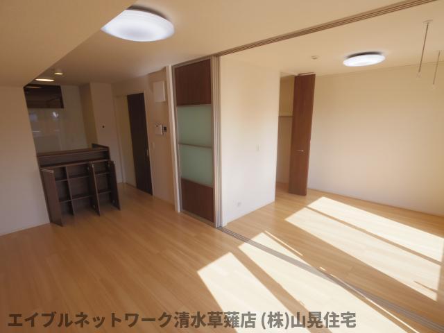 居室・リビング　こちらのリビングで趣味の時間をお楽しみください
