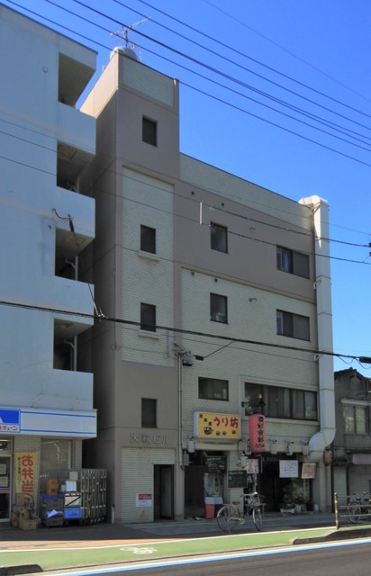 松山市平和通のマンションの建物外観