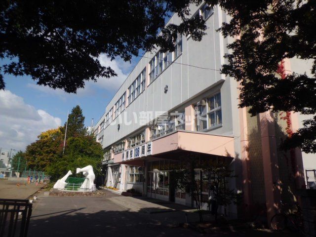 【ロックヒルズ札幌の小学校】