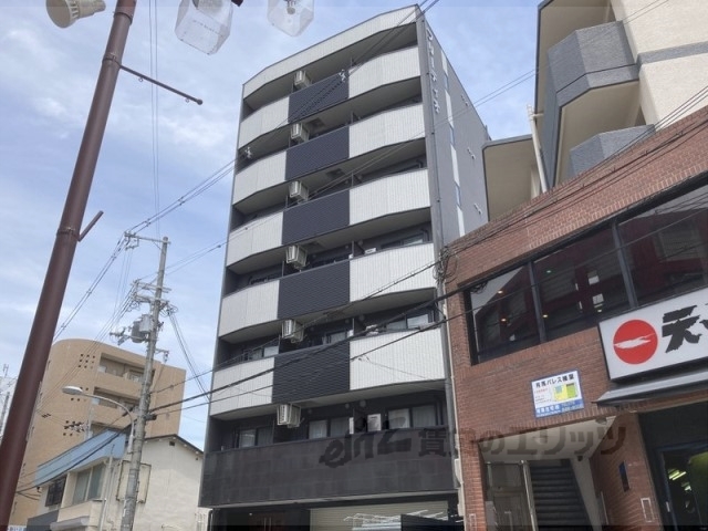 【枚方市町楠葉のマンションの建物外観】