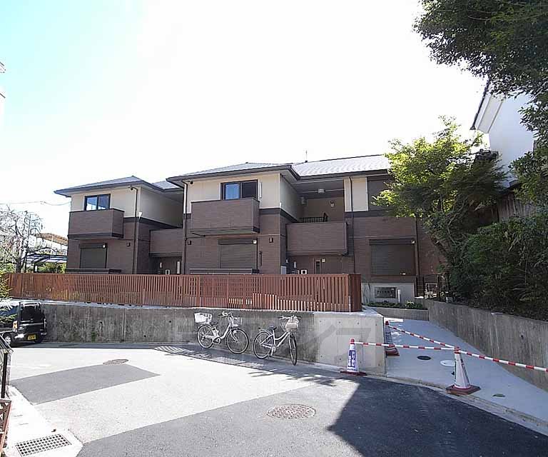 【京都市西京区山田上ノ町のアパートの建物外観】