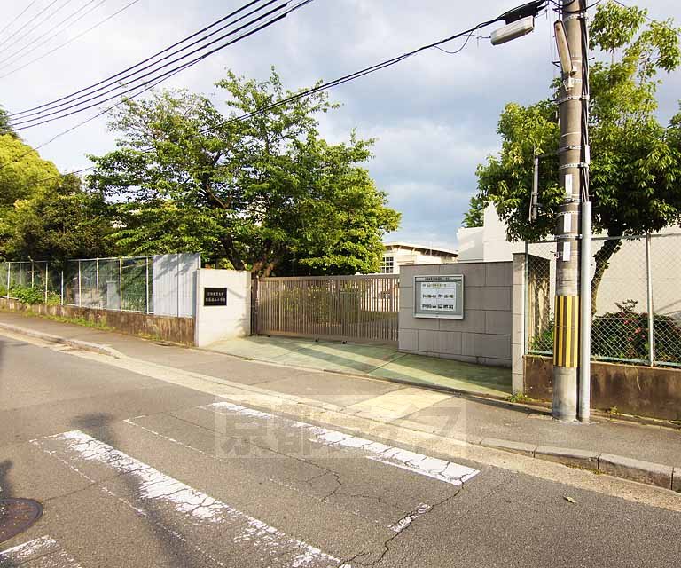 【京都市伏見区桃山羽柴長吉西町のアパートの小学校】