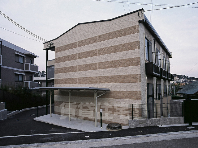 茨木市南春日丘のアパートの建物外観