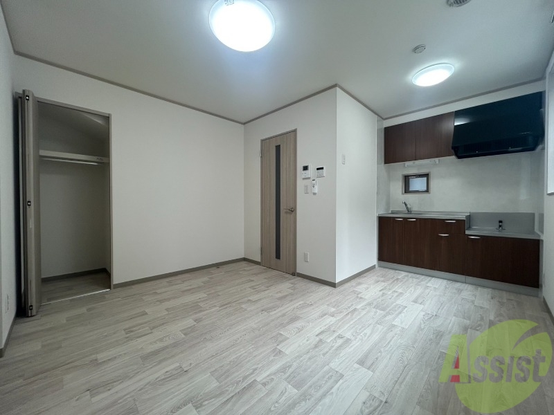 居室・リビング　リビングは清潔感のあるフローリングで収納もあります。