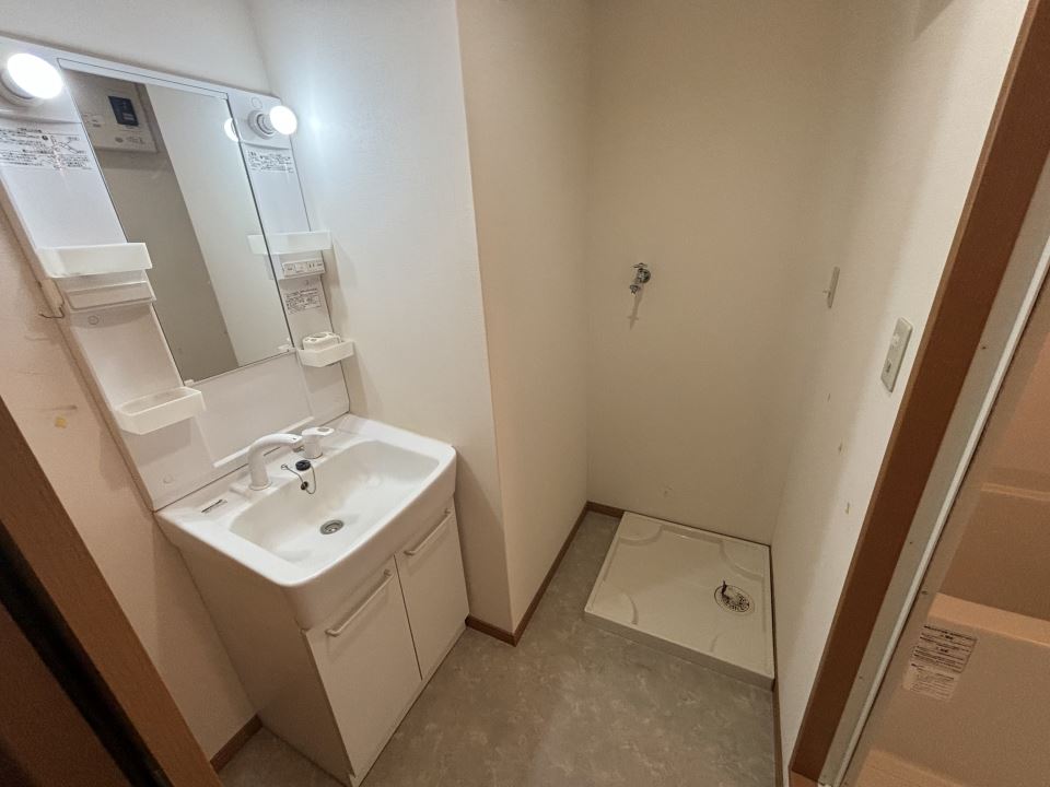洗面設備　浴室鏡付です