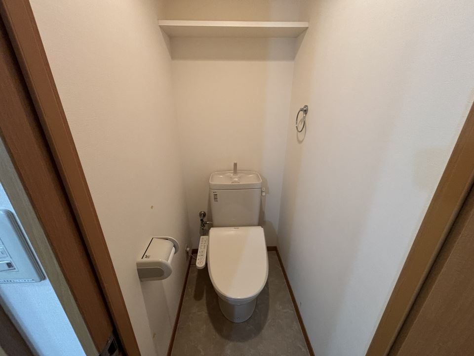 トイレ　洋服掛もついています