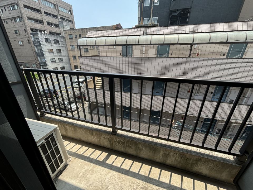バルコニー　玄関から室内が見えないのも嬉しいですね