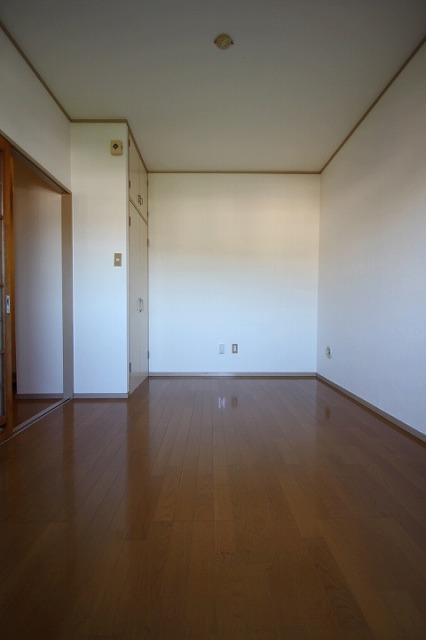 居室・リビング　同物件別室です。