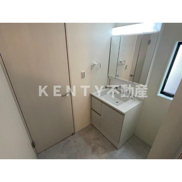 洗面設備　ゆったりとスペースのある洗面所