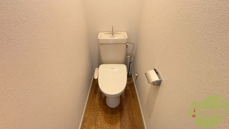 トイレ　トイレはシンプル。ウォシュレット機能付きです。