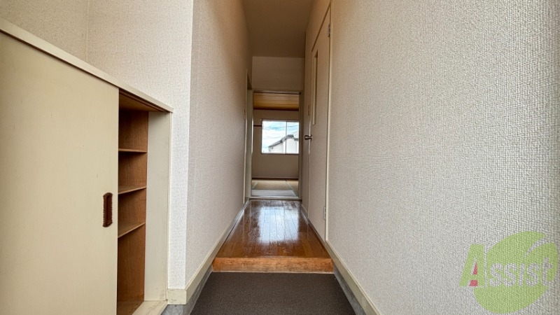 玄関　玄関からの様子です。すぐ部屋が見えないのは安心ですね。