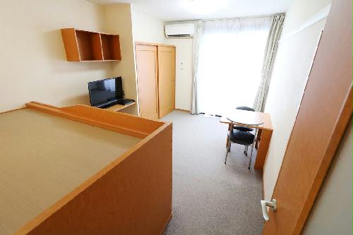 居室・リビング　退寮学生には安心！家具家電付で、すぐに新生活をスタート