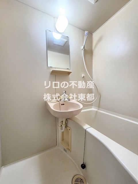 バス・シャワールーム　洗面台付きの快適なバスルームです♪