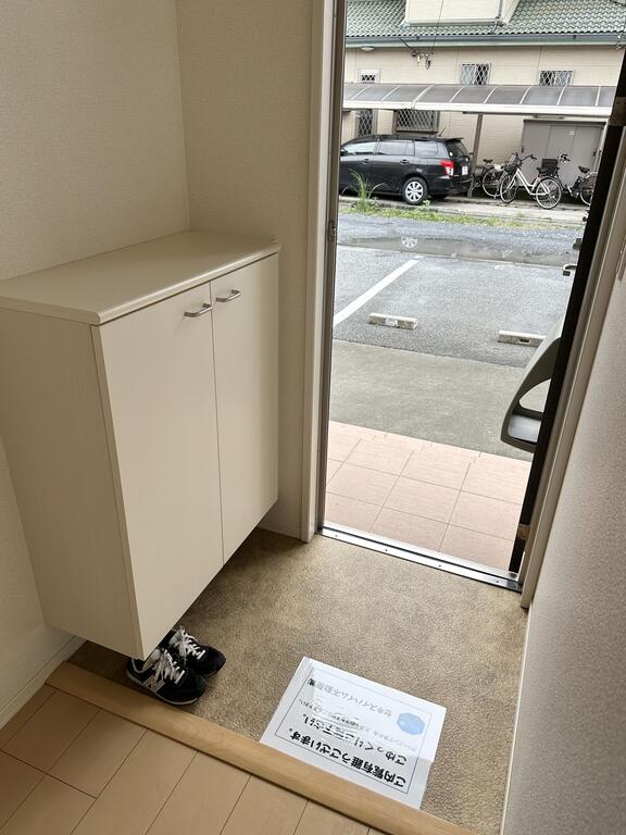 玄関　※写真は101号室のものです
