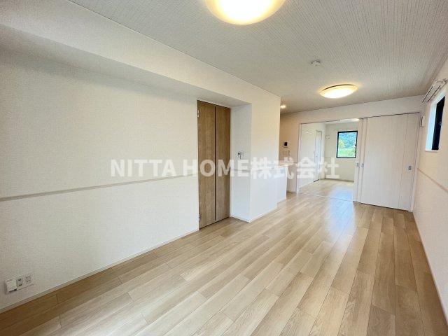 居室・リビング　【室内写真は同タイプ物件】１３．３帖のリビングルームです☆彡