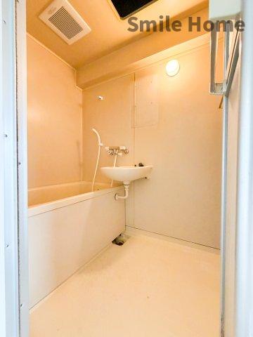 バス・シャワールーム　ちょうどいいサイズのお風呂です。お掃除も楽にできますよ。