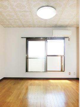 メゾンホワイト　居室・リビング　洋室