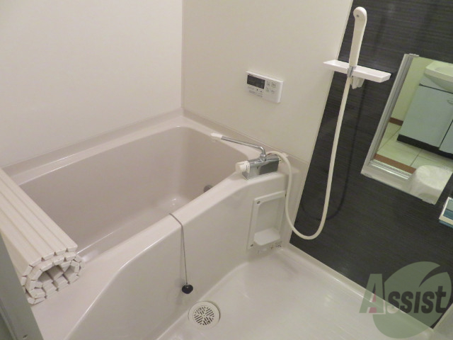 バス・シャワールーム　お風呂は追い焚き付きでゆったりしてますね